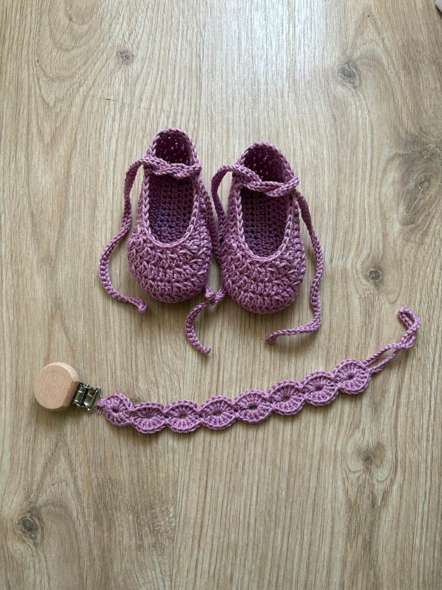 Conjunto Patucos y chupetero hechos a mano