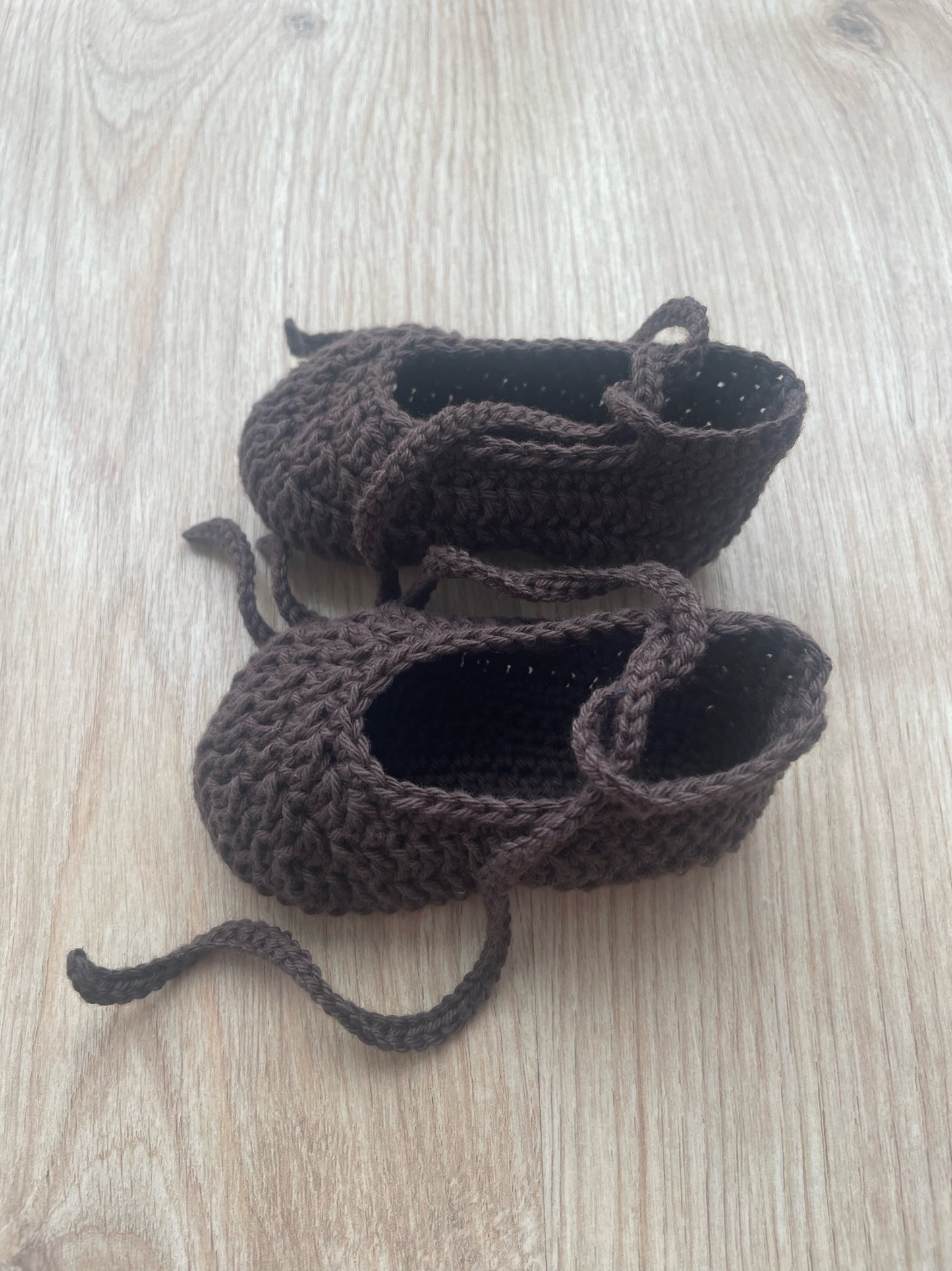 Conjunto capota y patucos hechos a mano