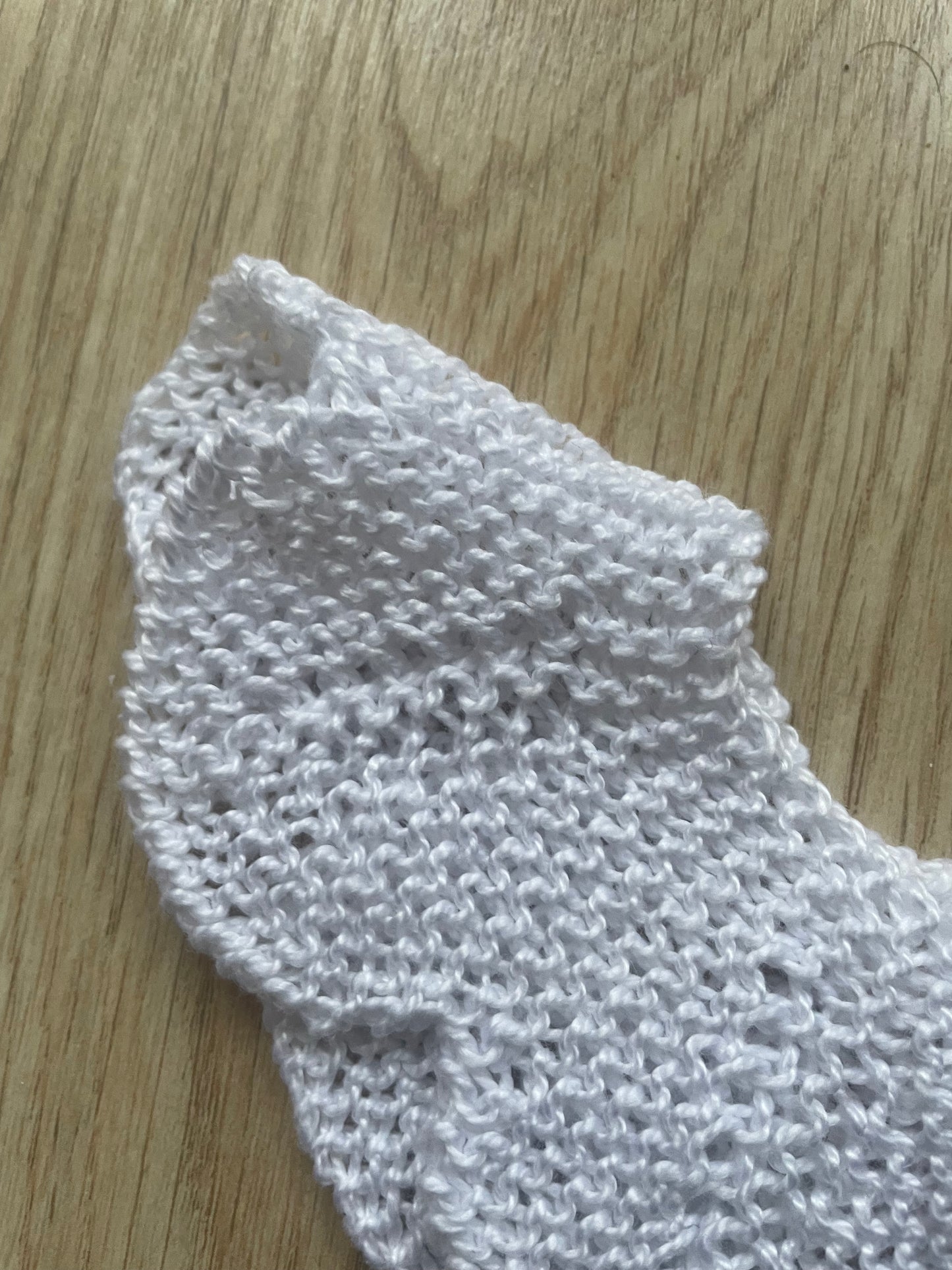 Cuello de bebé hecho a mano en punto