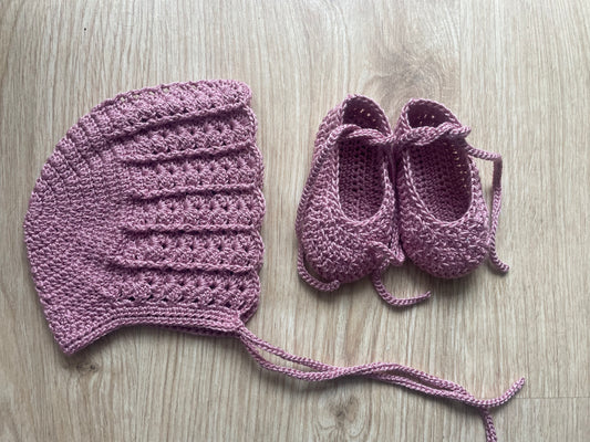Conjunto capota y patucos hechos a mano