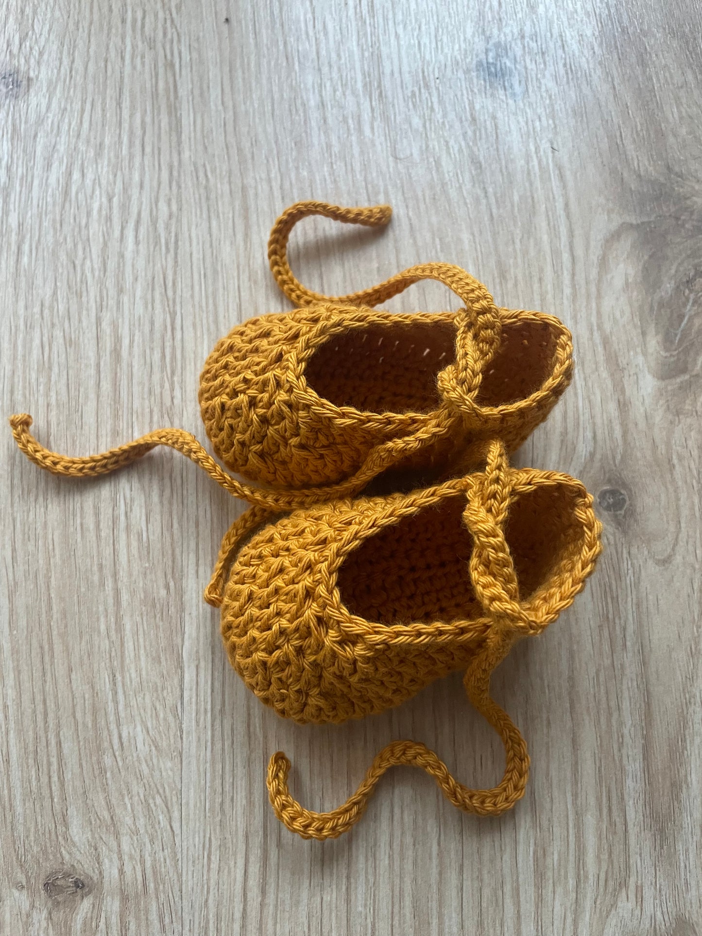 Conjunto capota y patucos hechos a mano