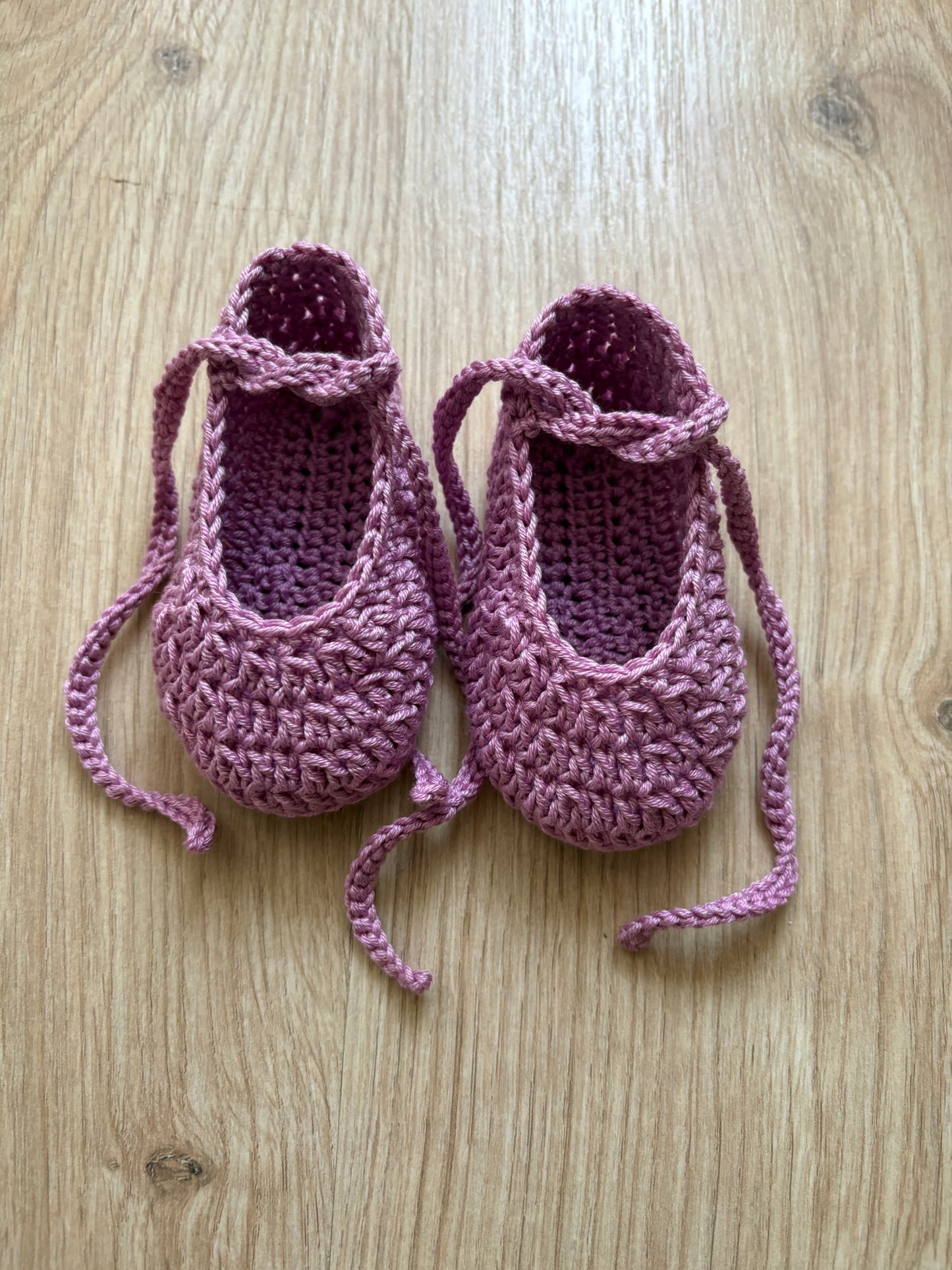 Conjunto Patucos y chupetero hechos a mano