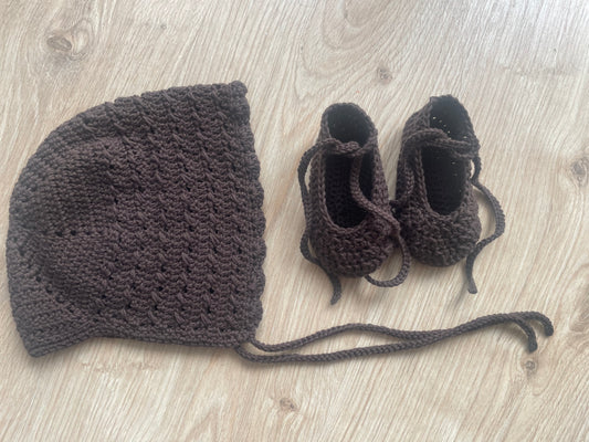 Conjunto capota y patucos hechos a mano