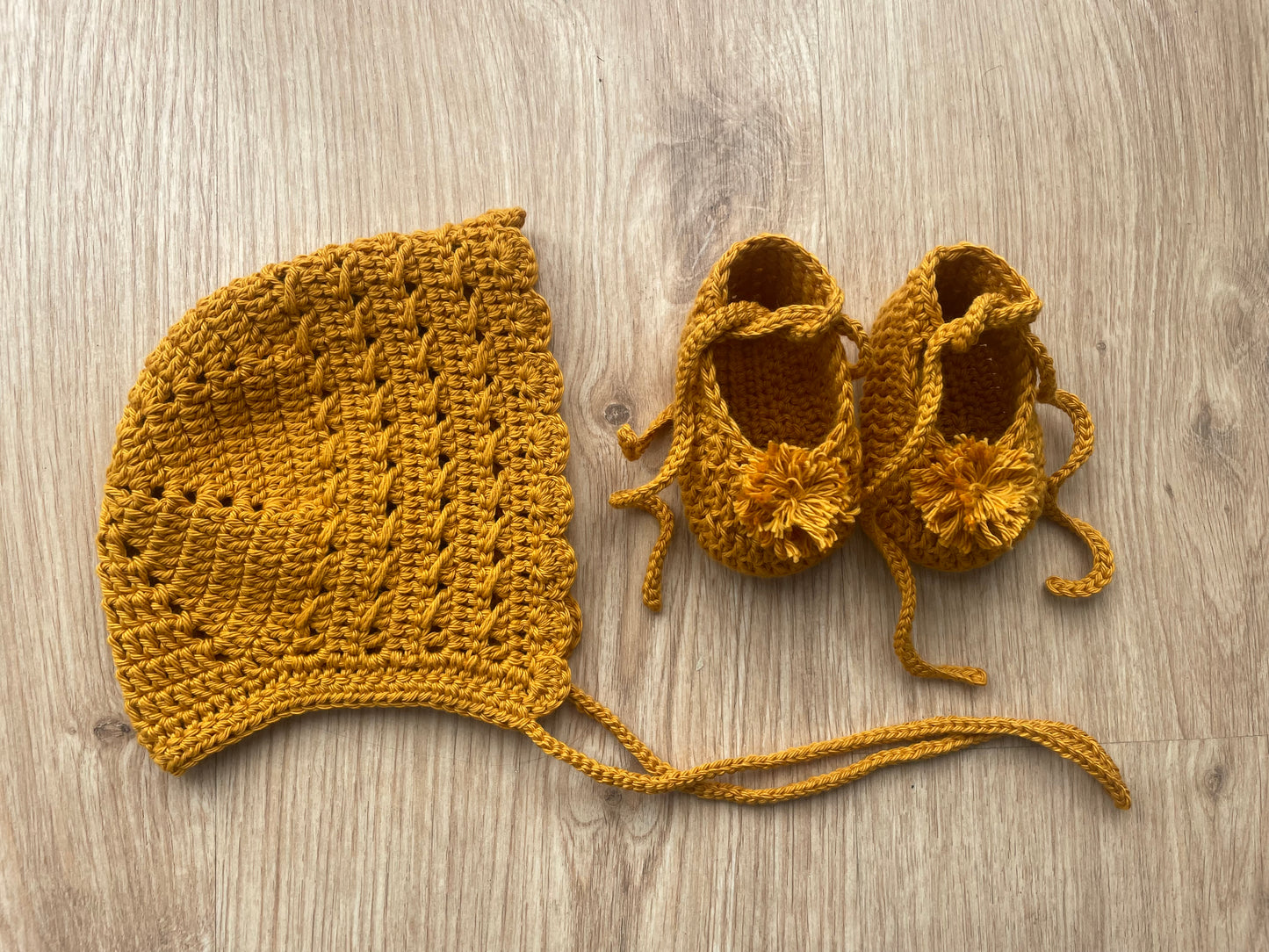 Conjunto capota y patucos hechos a mano