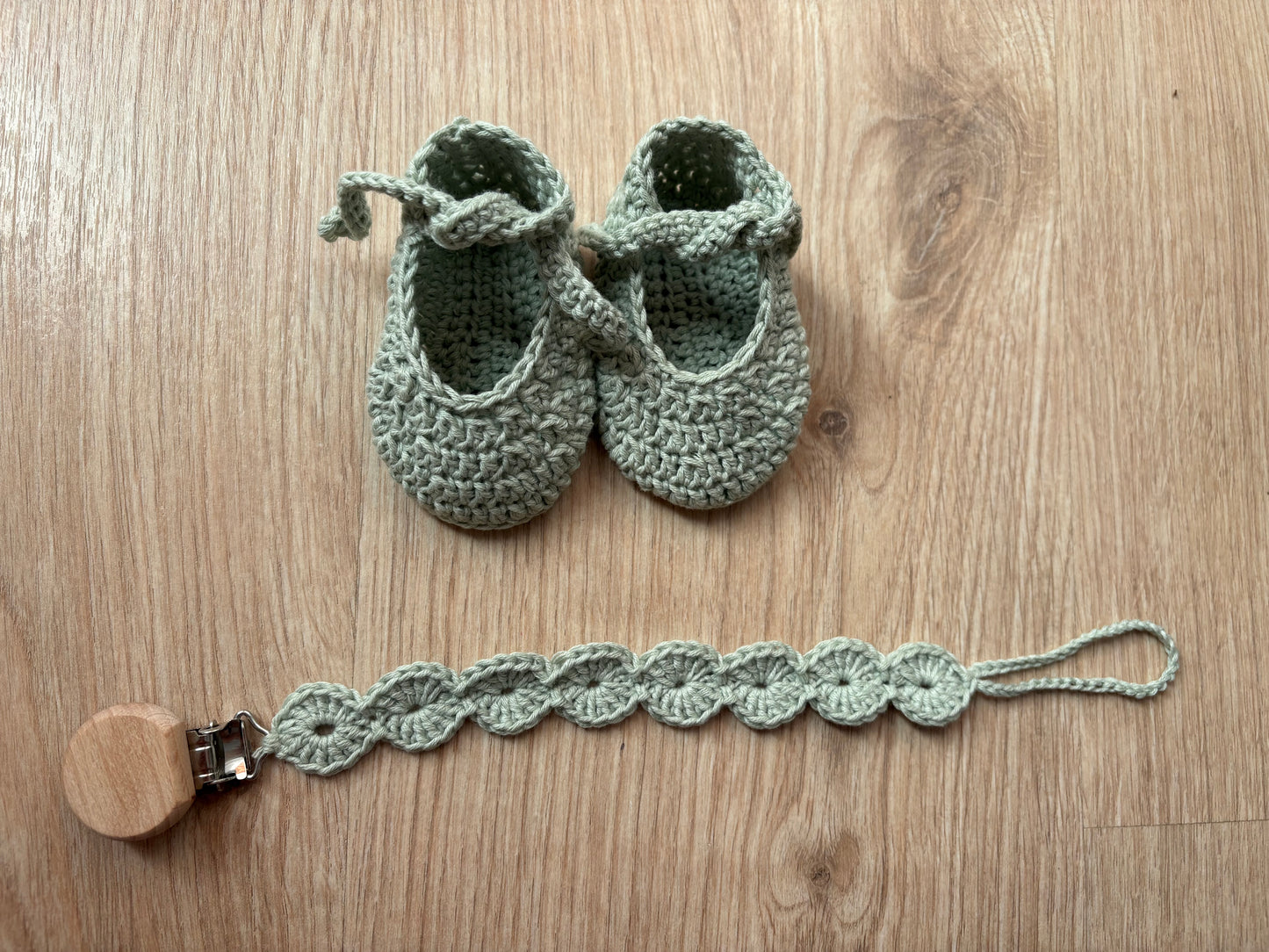 Conjunto Patucos y chupetero a juego