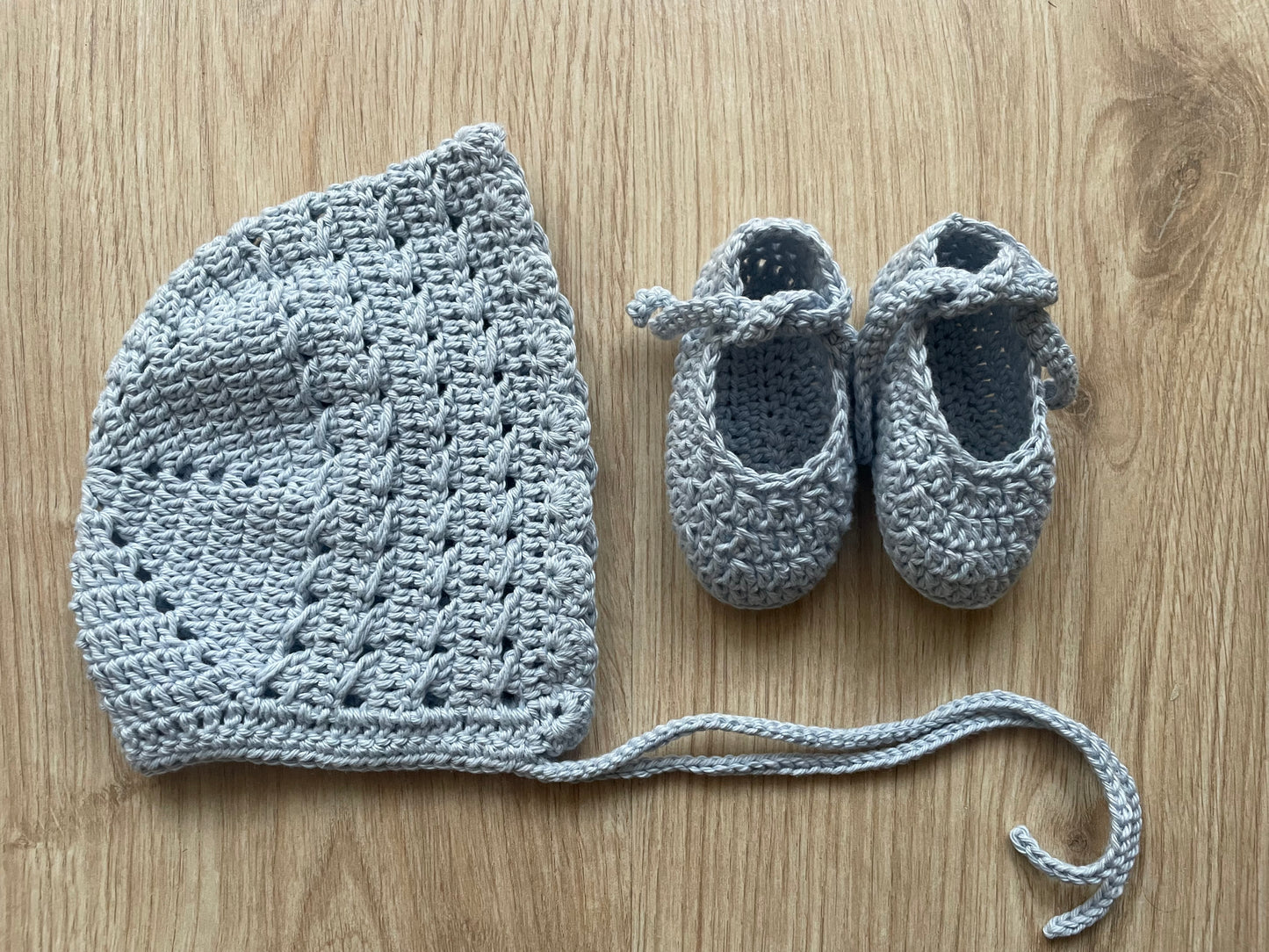 Conjunto capota y patucos hechos a mano