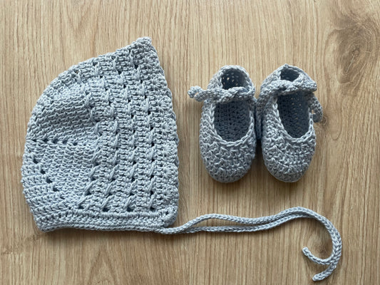 Conjunto capota y patucos hechos a mano
