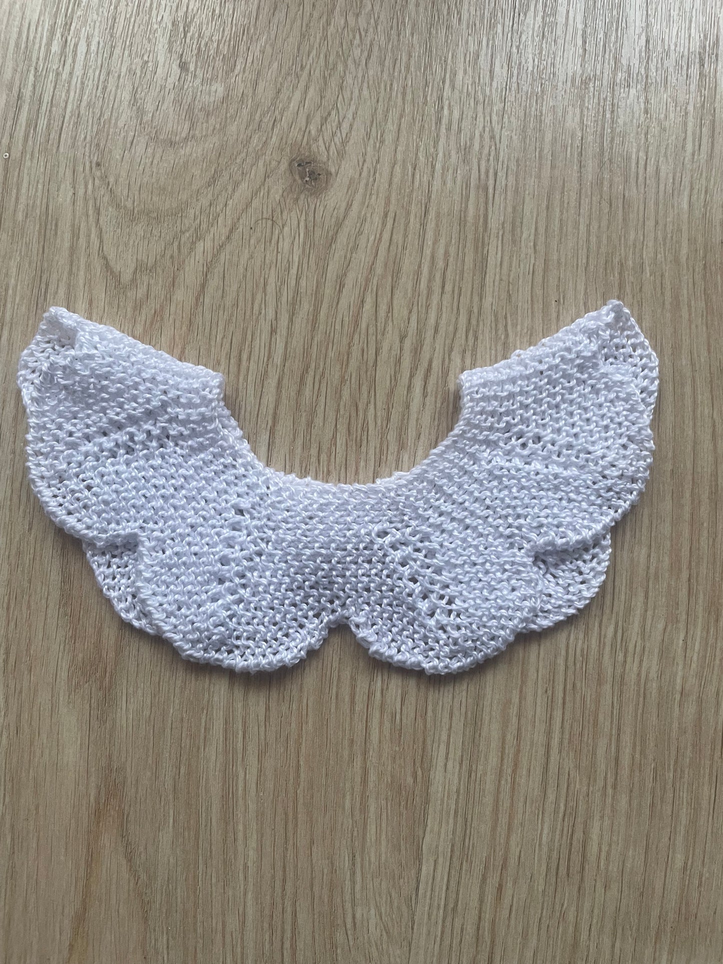 Cuello de bebé hecho a mano en punto