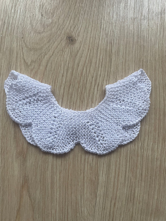 Cuello de bebé hecho a mano en punto