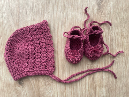 Conjunto capota y patucos hechos a mano