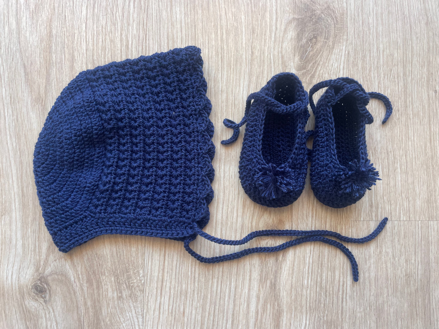 Conjunto capota y patucos hechos a mano