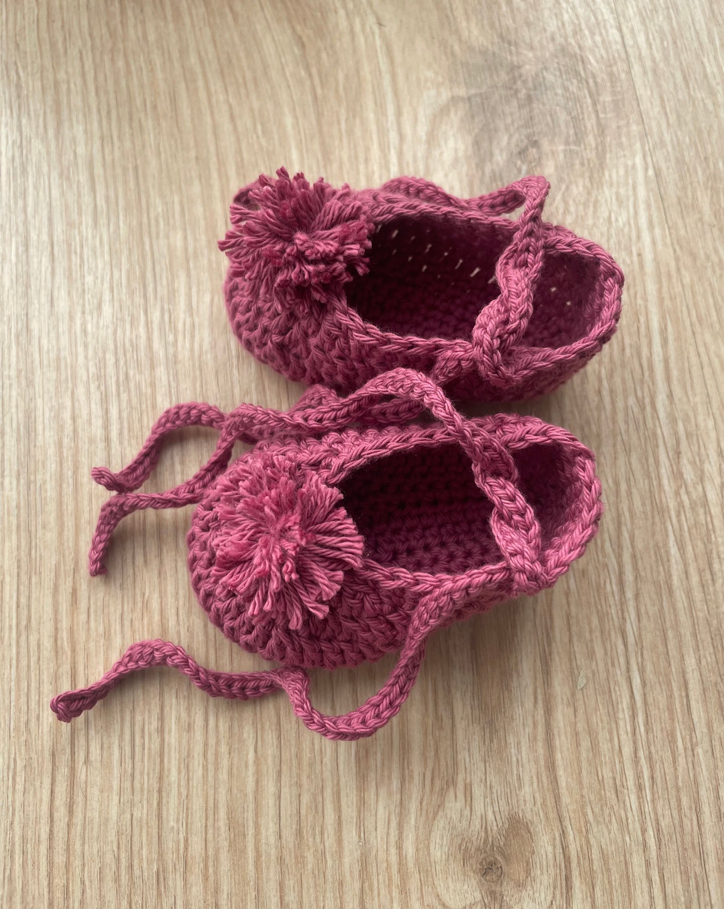Conjunto capota y patucos hechos a mano