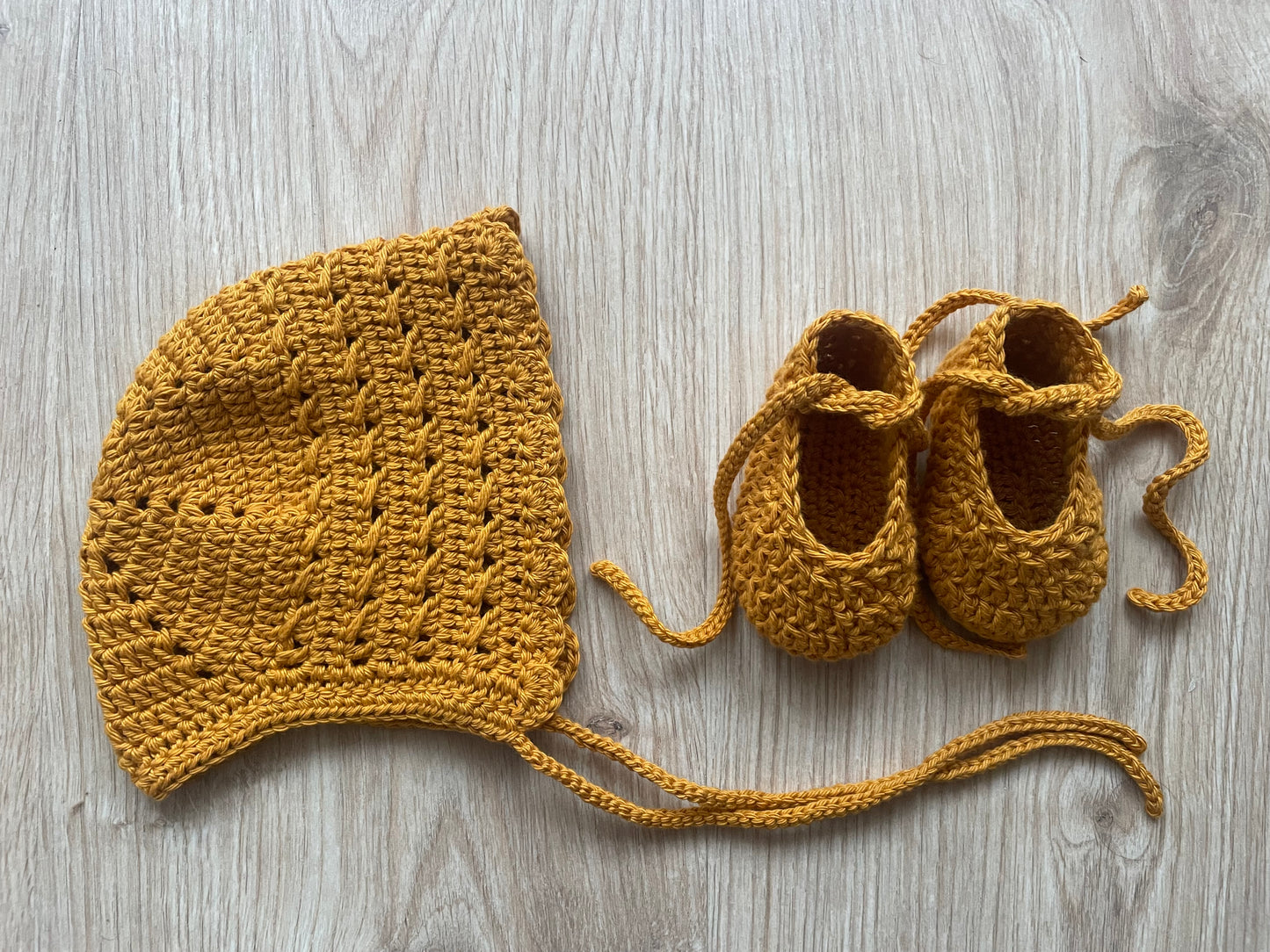 Conjunto capota y patucos hechos a mano