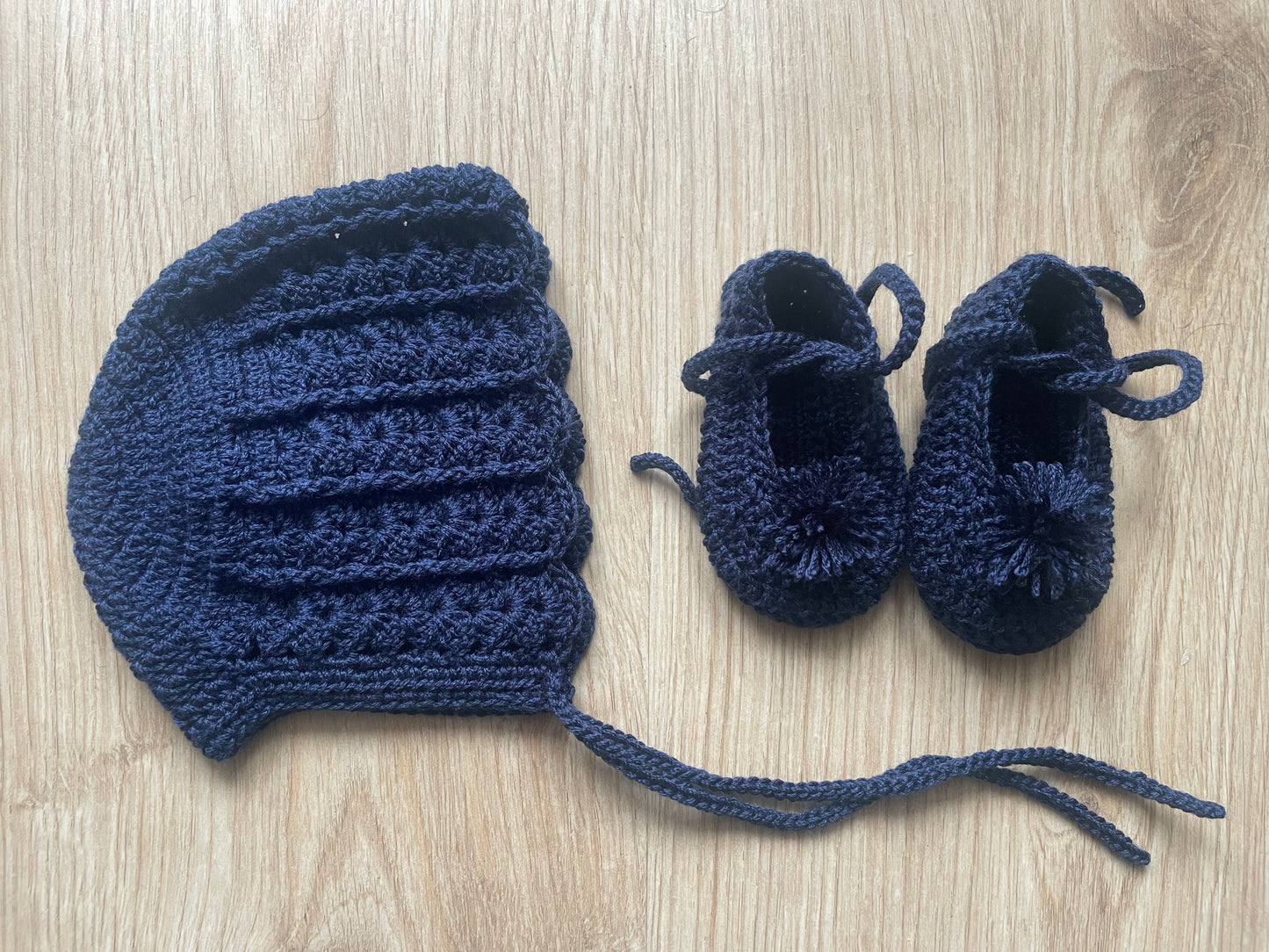 Conjunto capota y patucos hechos a mano