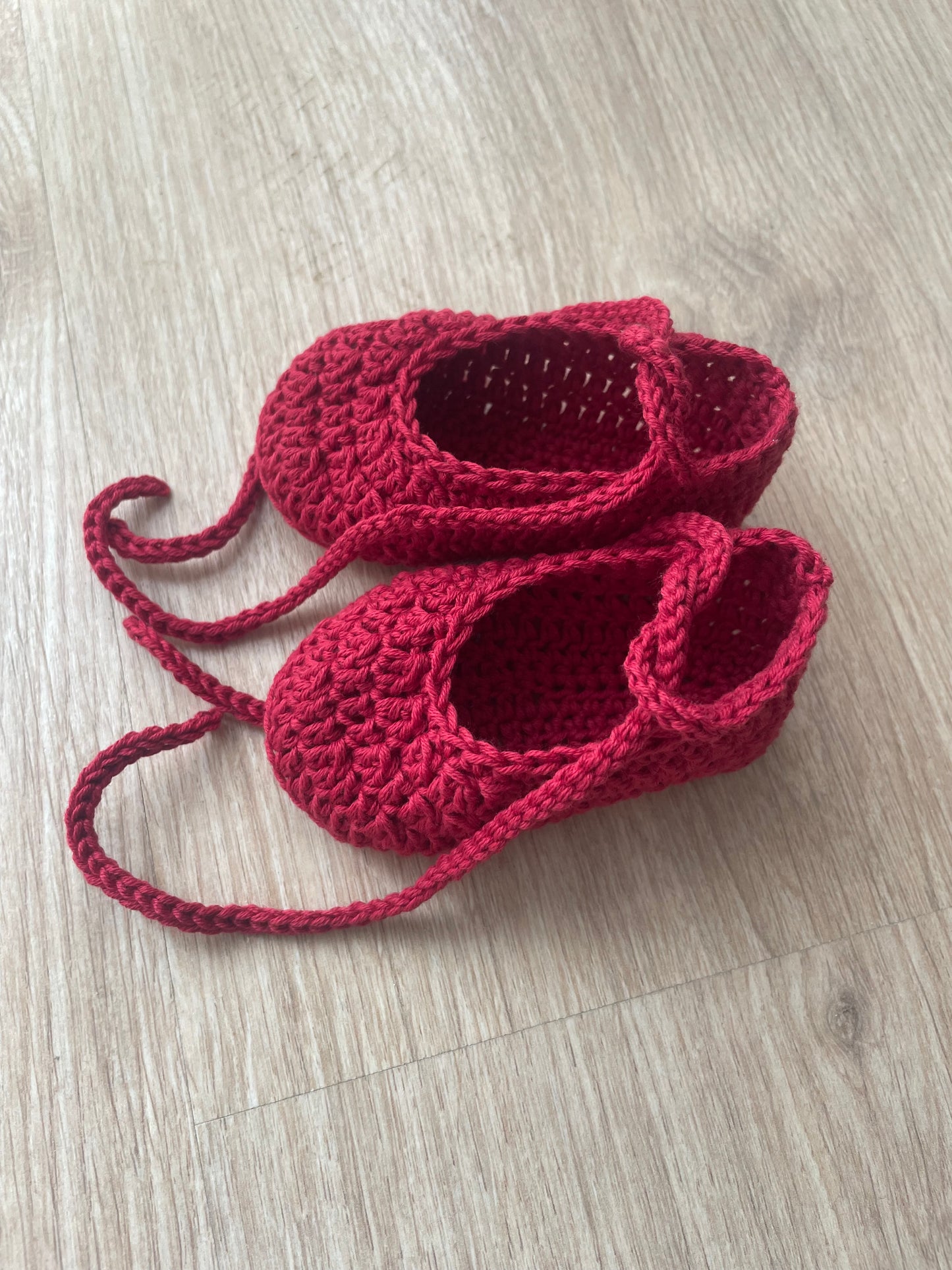 Conjunto hecho a mano de capota y patucos