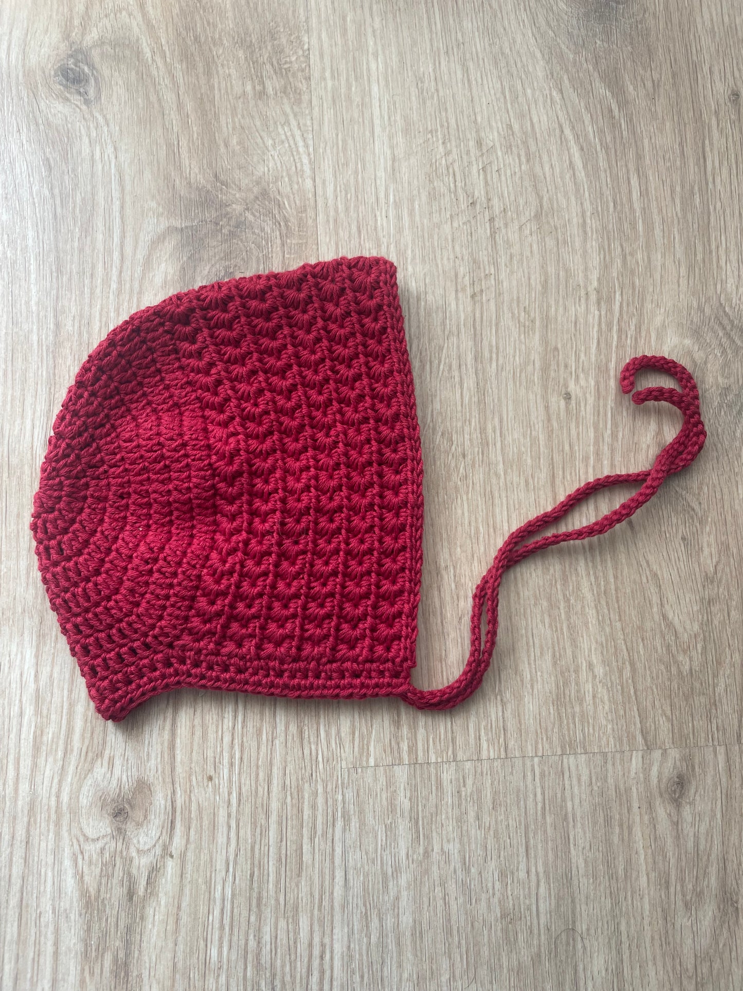 Conjunto hecho a mano de capota y patucos