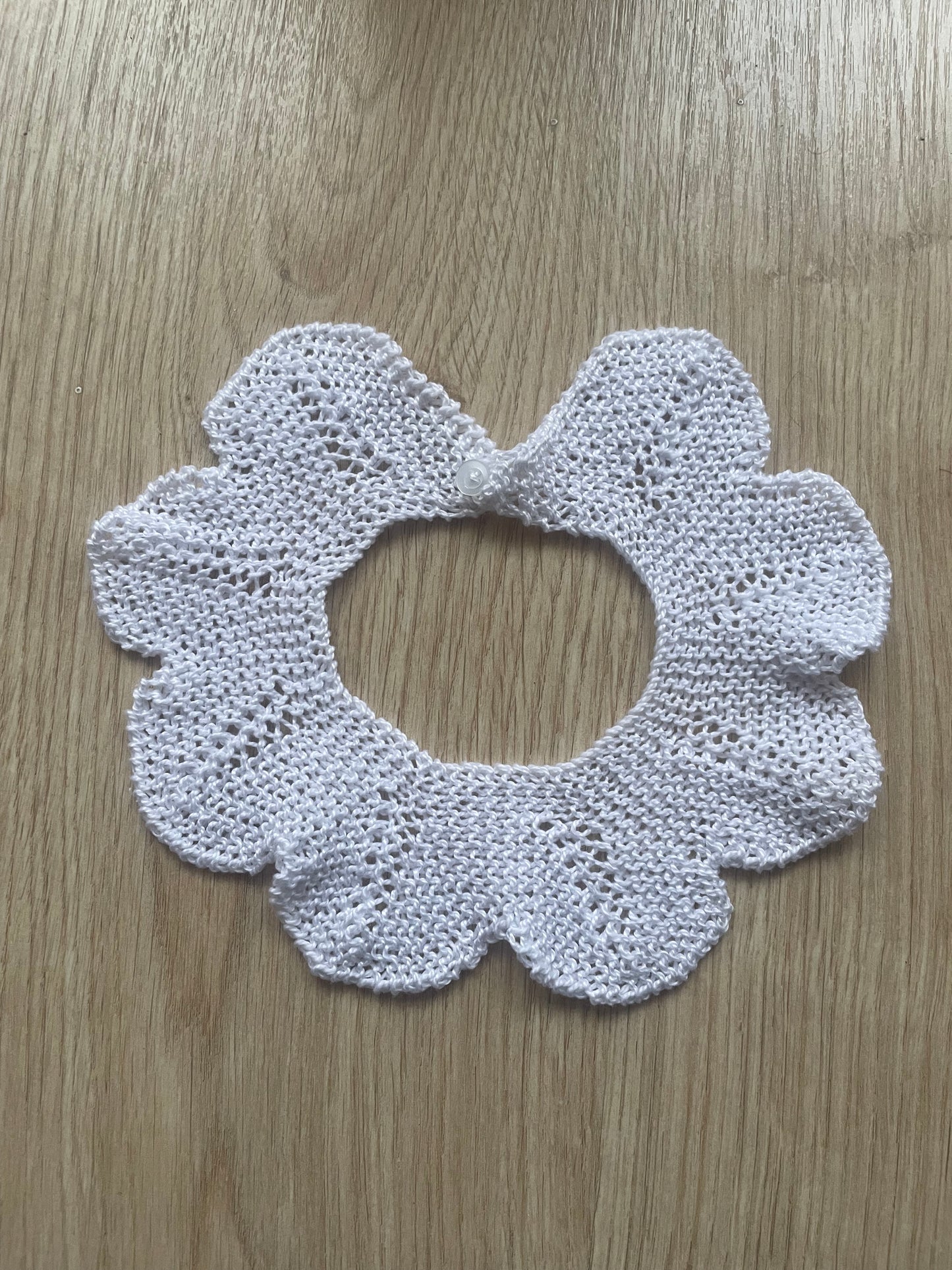 Cuello de bebé hecho a mano en punto
