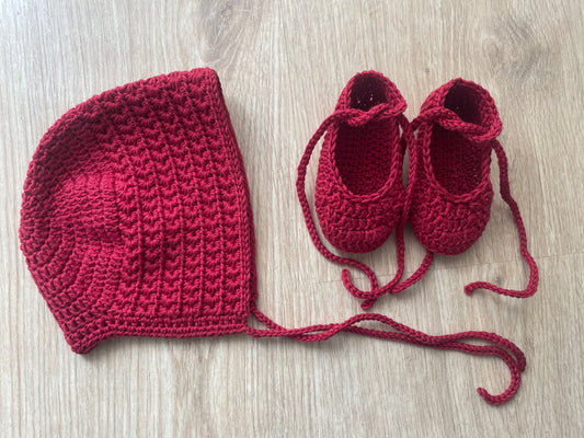 Conjunto hecho a mano de capota y patucos
