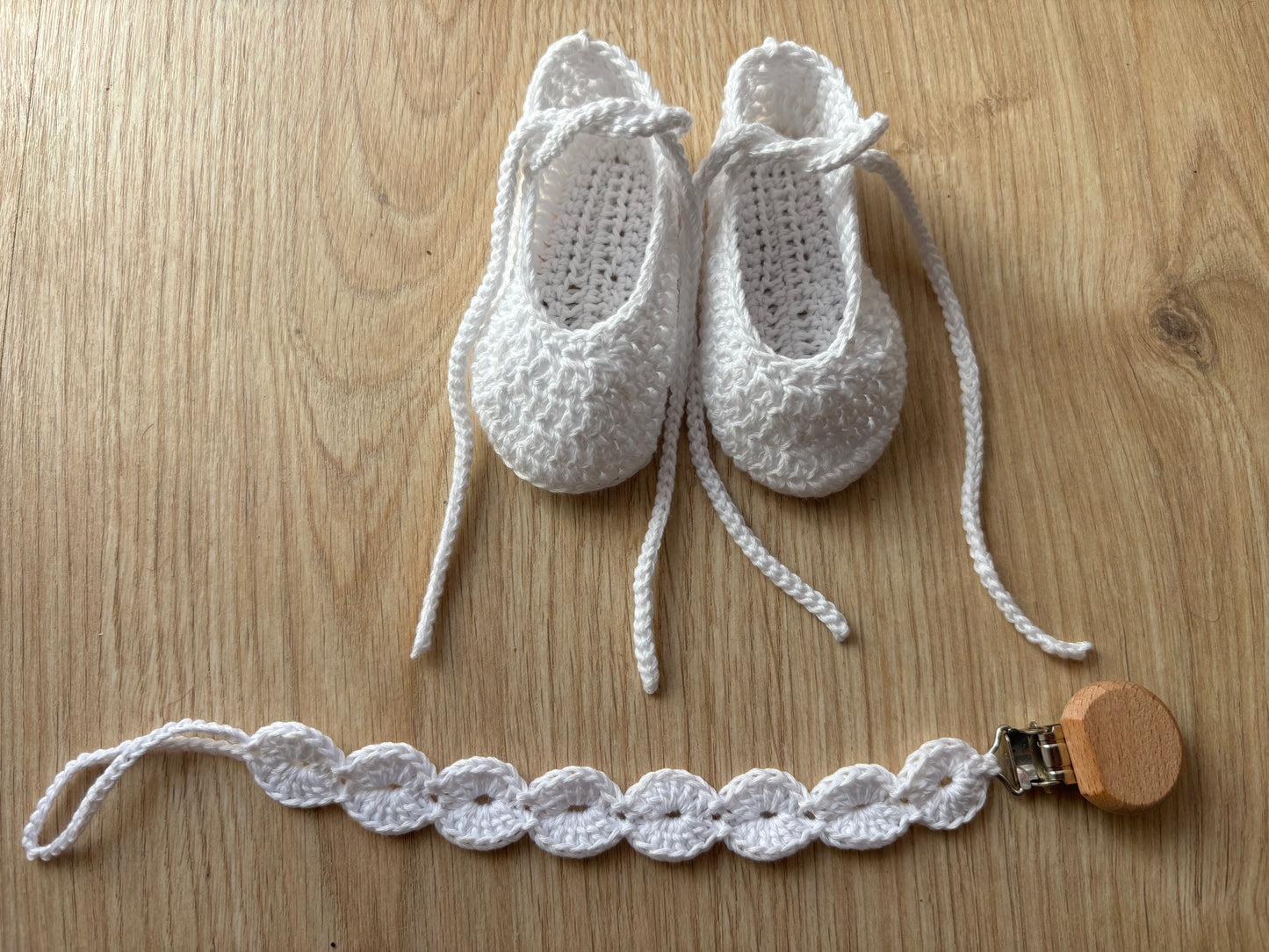 Conjunto chupetero y Patucos a juego